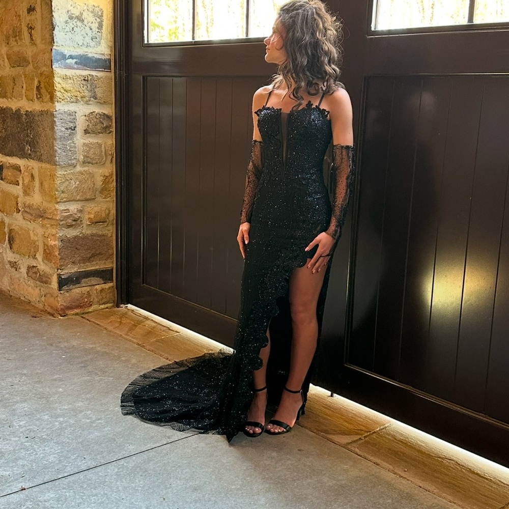 Elegant Black Evening Gown with Lace Details